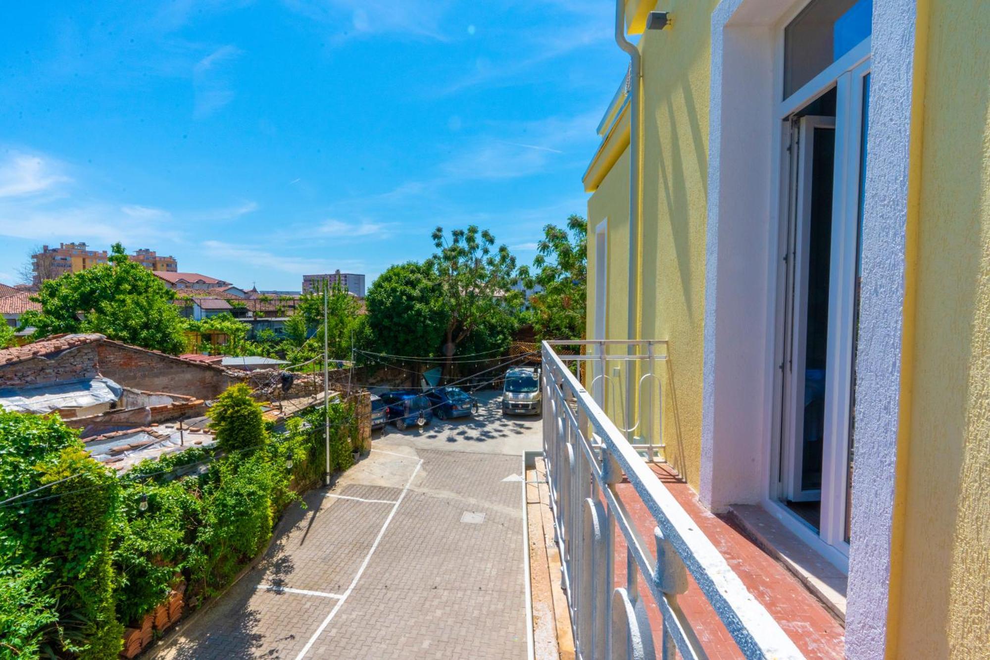 Hotel Gjuhadoli 2 4*