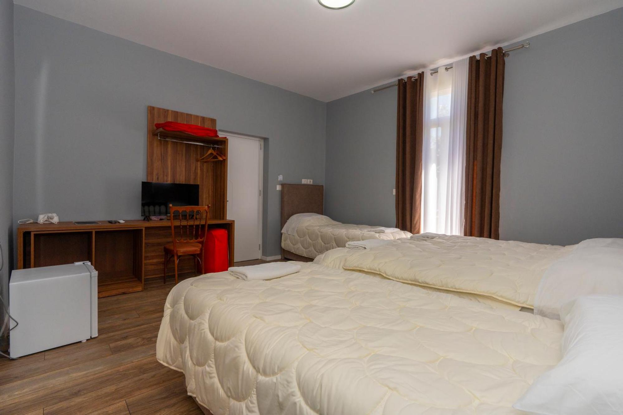 Hotel Gjuhadoli 2 4*